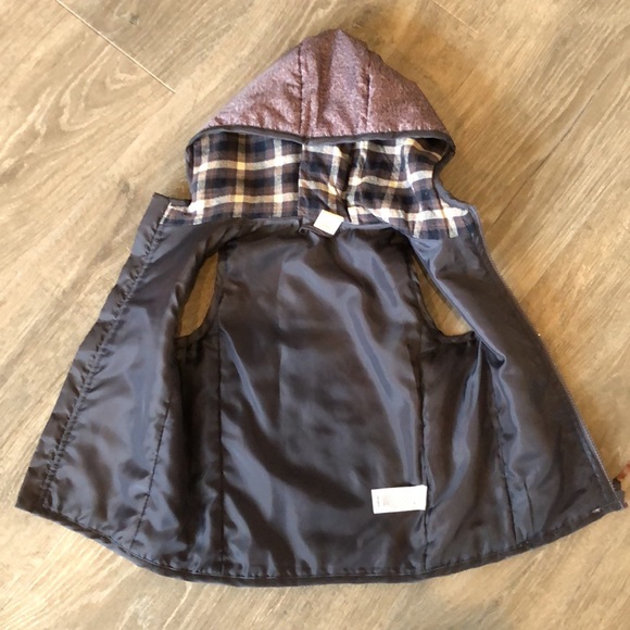 Vest size 4T. Grey with soft plaid lining in hood. Excellent condition. - Picture 2 of 5